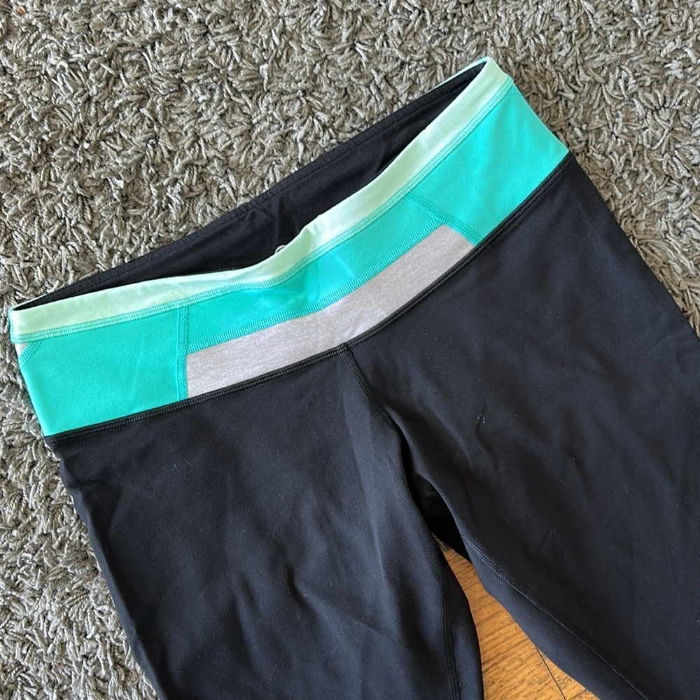 Lululemon Black Reversible Capri Leggings Teal Size 10 - Picture 6 of 10